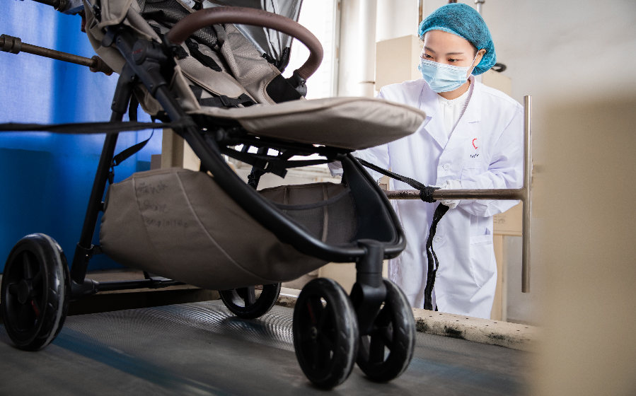Our-expert-is-testing-the-resistance-of-our-baby-strollers