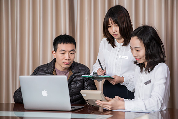 Our-engineer-and-client-is-discussing-OEM-designs