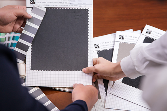 Our-engineers-are-discussing-samples