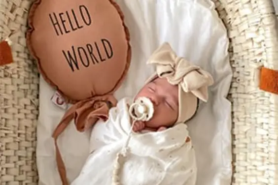 Baby slaapt in wiegje