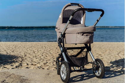 passeggino con ombrello in spiaggia
